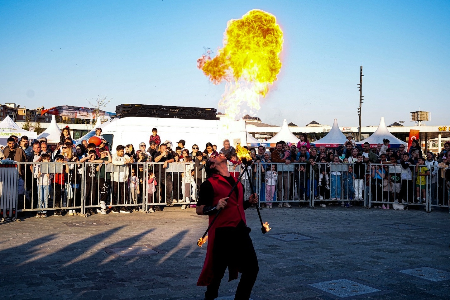 Kocaeli'de havada u&ccedil;an alevler hayranlıkla izlendi