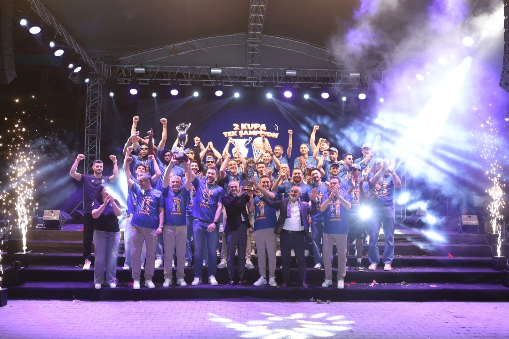 &Ccedil;ayırova'da şampiyon takım, şampiyon taraftarıyla buluştu