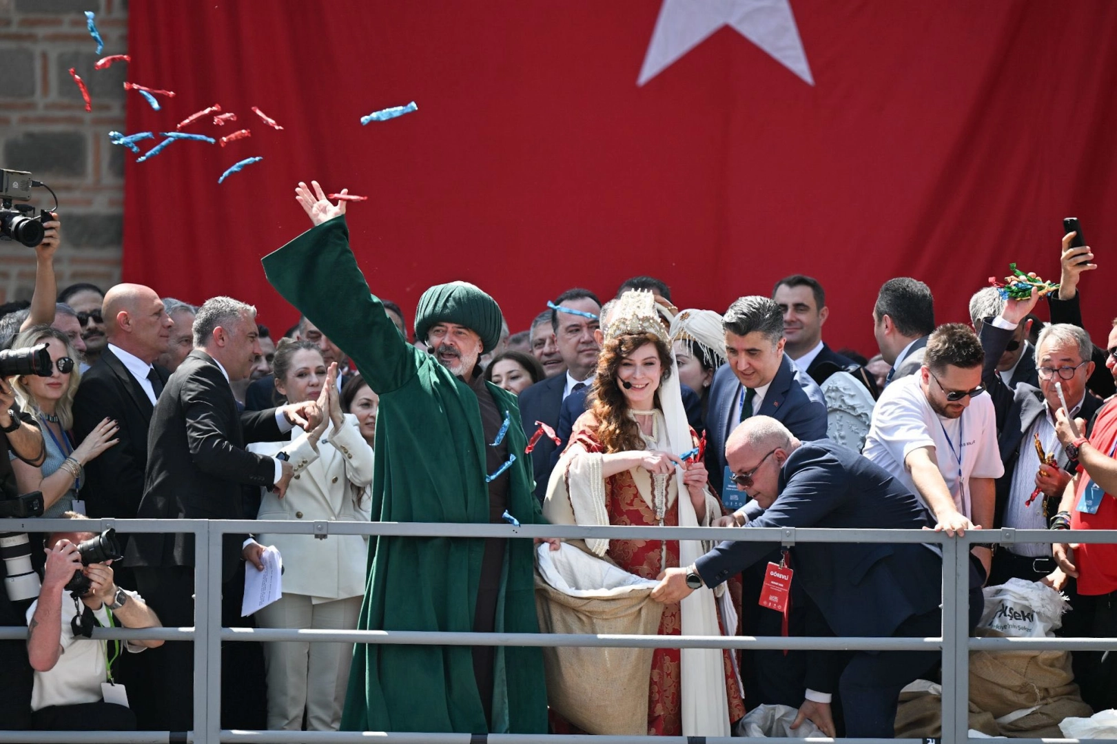 Manisa&rsquo;da 10 ton şifa yağdı