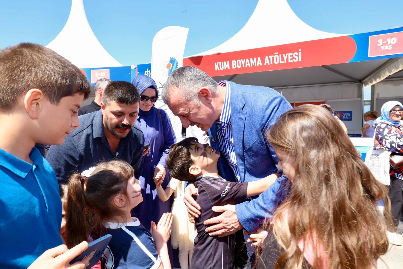 Kocaeli'de Başkan B&uuml;y&uuml;kakın&rsquo;a &ccedil;ocuklardan sevgi seli