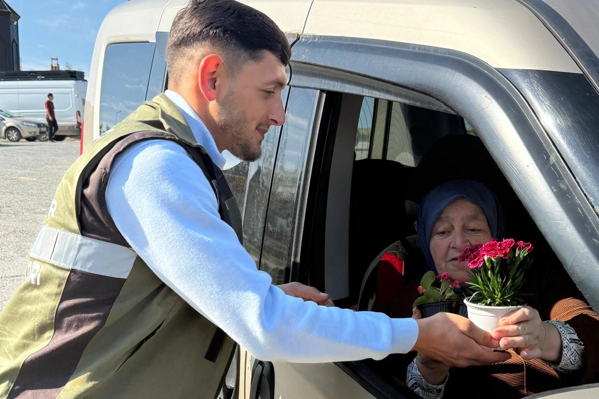 Kocaeli&rsquo;de mezarlıklarda bayrama yakışan hizmet