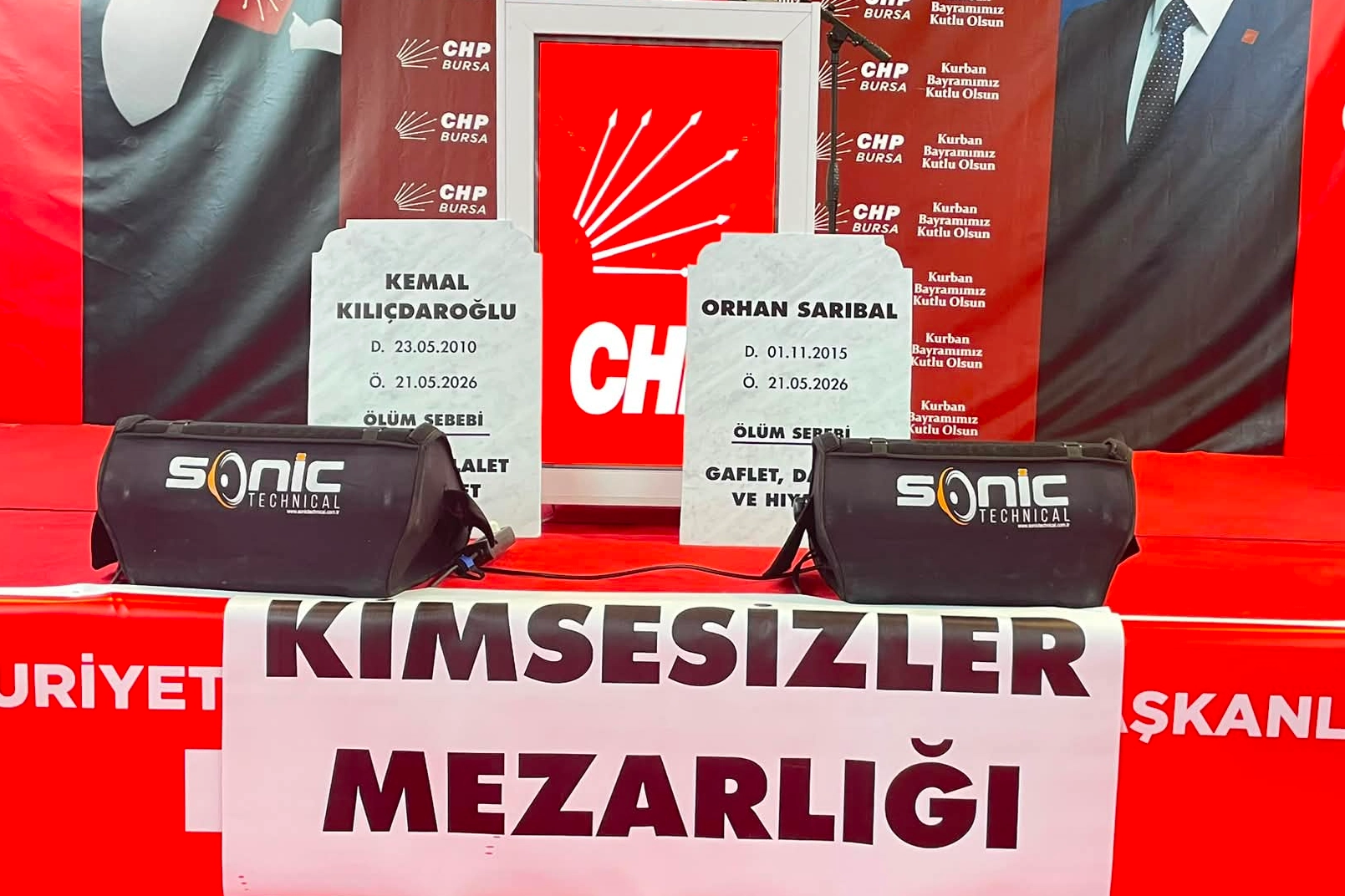 Bursa'da CHP'den Kılı&ccedil;daroğlu ve Sarıbal'a mezar taşlı protesto