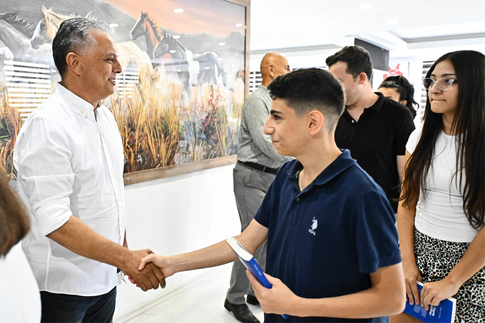 Antalya Muratpaşa'da başarılı &ouml;ğrenciler hediye &ccedil;ekiyle &ouml;d&uuml;llendirildi