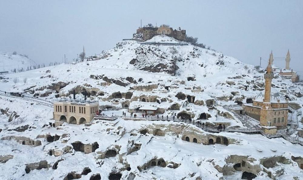 Kapadokya'nın Merkezi Nevşehir'de iki gündür etkili olan kar yağışı sonrasında Nevşehir Kalesi etrafındaki Kayaşehir beyaza büründü