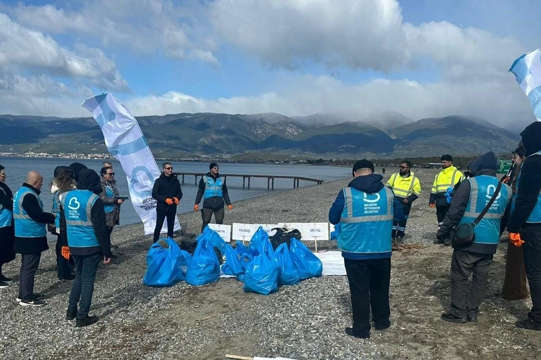 Balıkesir&rsquo;de Altınkum sahilinde anlamlı temizlik