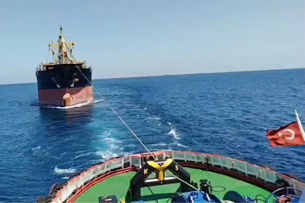 İstanbul Boğazı girişinde arızalanan kuru y&uuml;k gemisi g&uuml;venli b&ouml;lgeye &ccedil;ekildi