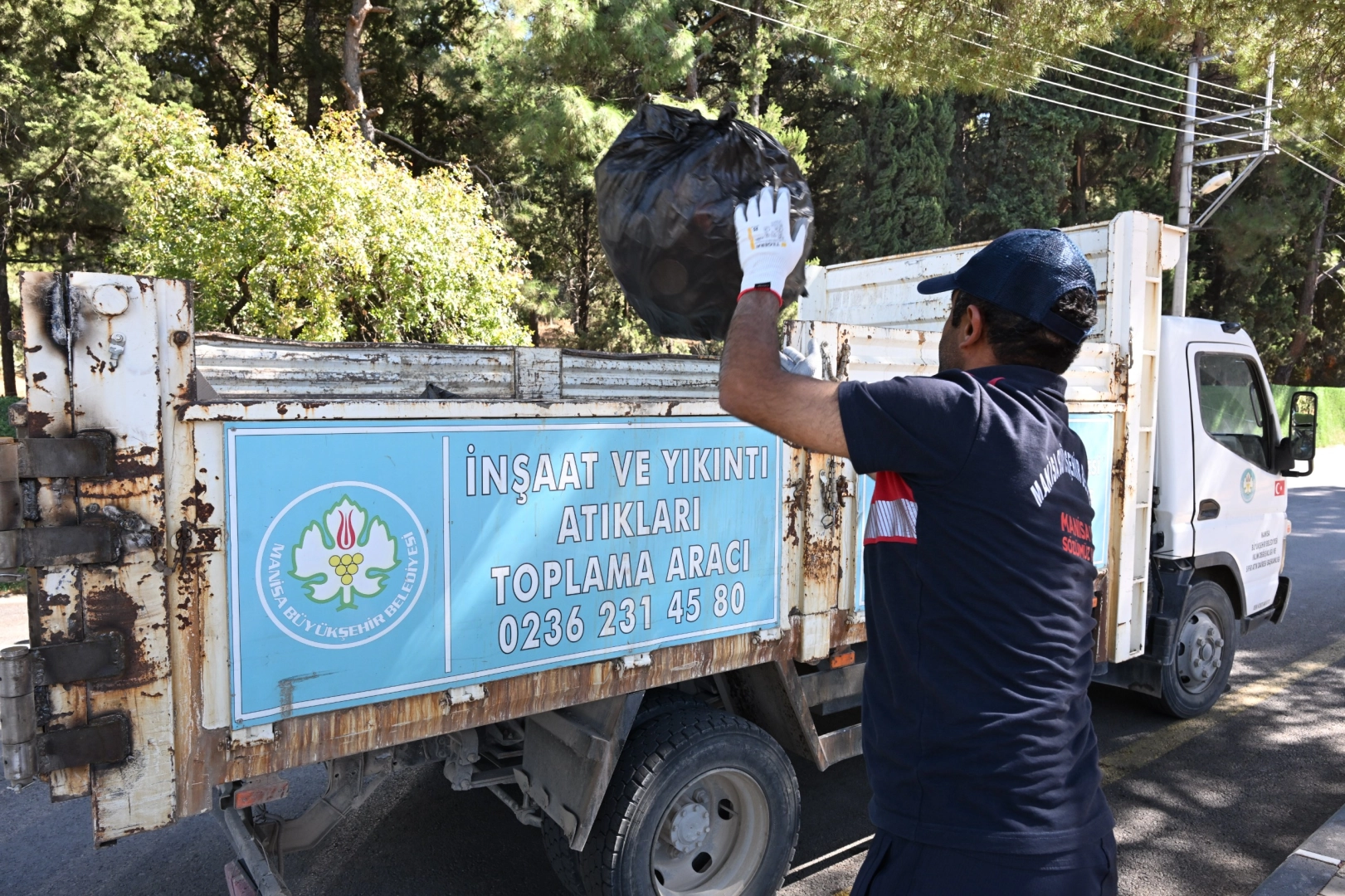 Manisa&rsquo;da Spil Dağı yolunda temizlik &ccedil;alışması