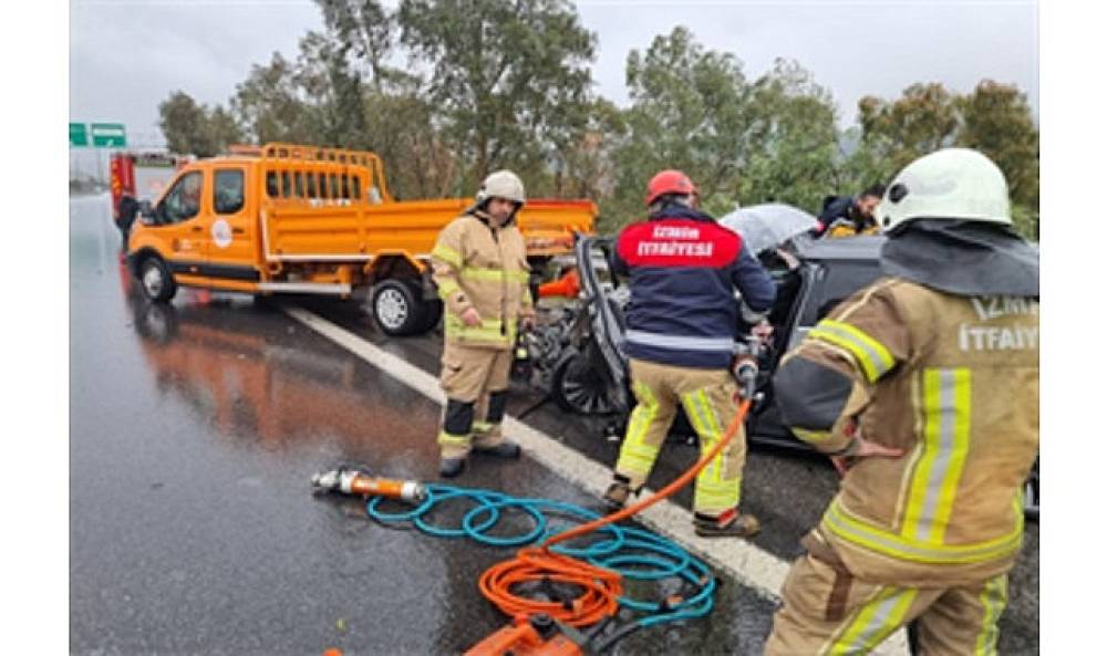 İtfaiye ekiplerinden zincirleme trafik kazasına hızlı m&uuml;dahale