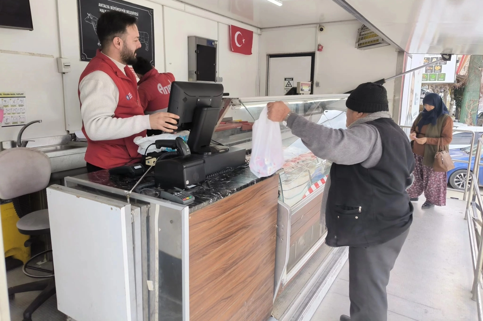 Antalya Halk Et Mobil Satış Tırı&rsquo;na il&ccedil;elerde yoğun ilgi
