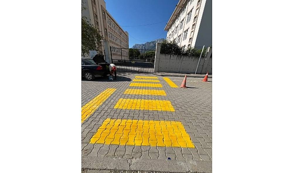 Kemer'de okul &ouml;nlerindeki yaya ge&ccedil;itleri boyanıyor