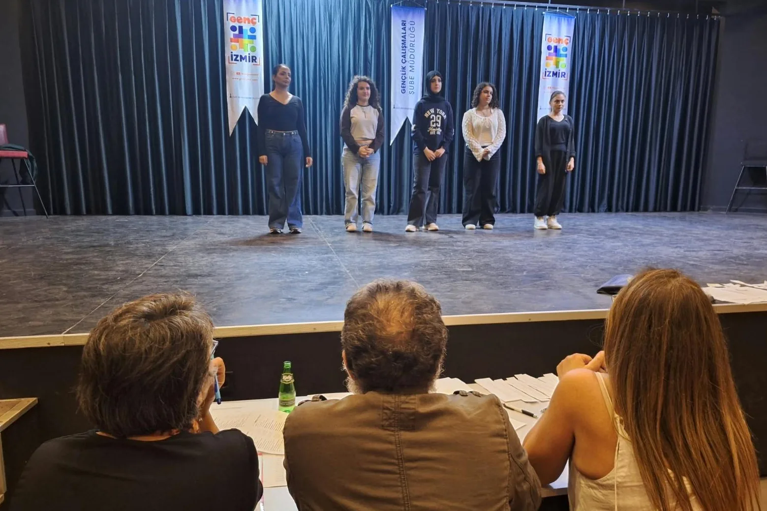 Gen&ccedil; İzmir&rsquo;de tiyatro se&ccedil;melerine yoğun ilgi