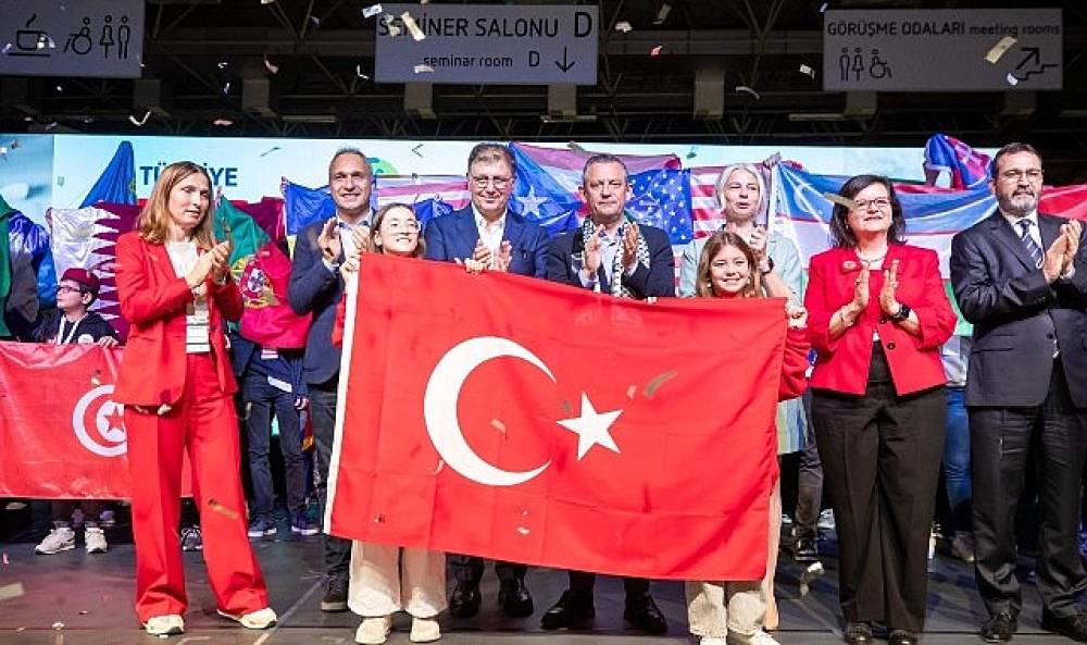 Özgür Özel dünya çocuklarına Atatürk'ün sözleriyle seslendi: Yurtta barış, dünyada barış!