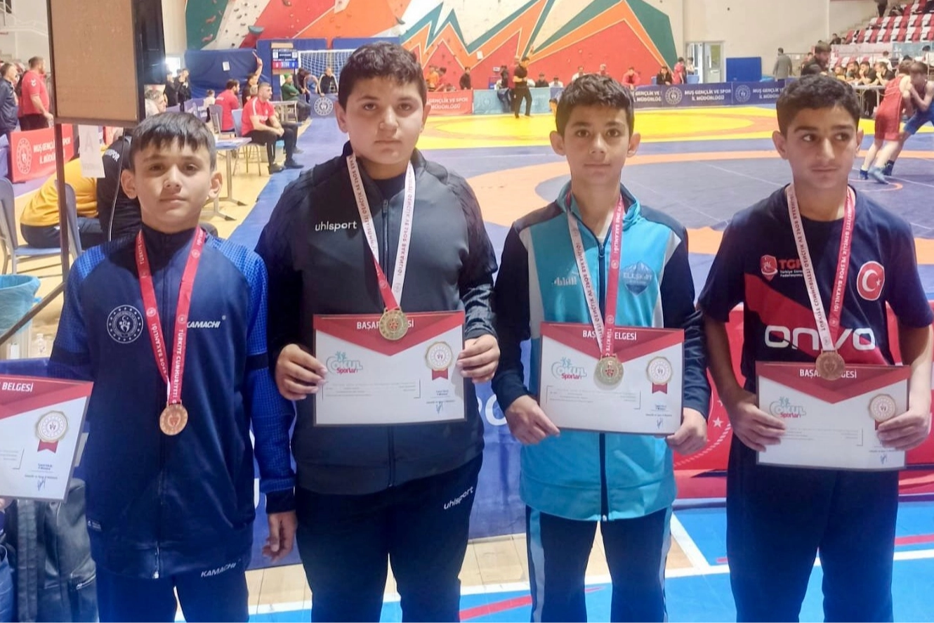 Ağrılı gen&ccedil; g&uuml;reş&ccedil;iler Muş&rsquo;ta zirve yaptı