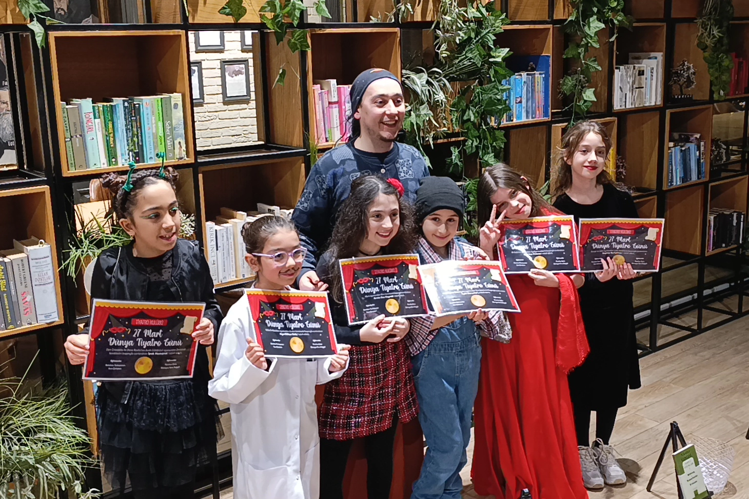 &Uuml;nl&uuml; tiyatro tiratları Bursa'da &ccedil;ocukların yorumuyla sahnelendi