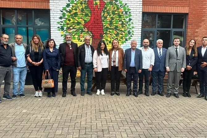 Semra Din&ccedil;er Londra&rsquo;da CHP İngiltere Birliği &uuml;yeleriyle buluştu