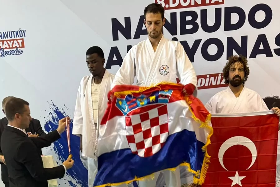 Karşıyakalı sporcu "Ahmet Can" d&uuml;nya &uuml;&ccedil;&uuml;nc&uuml;s&uuml; oldu