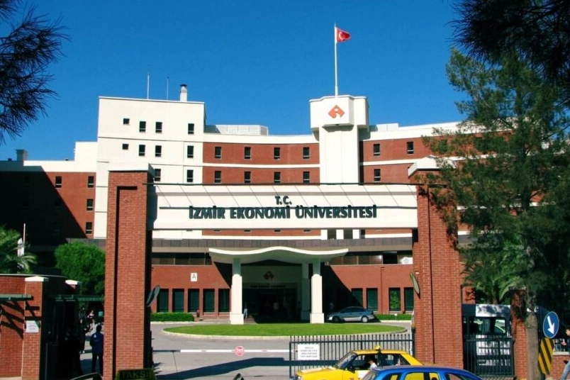 İzmir Ekonomi Üniversitesi'nde yetersiz kütüphane imza toplattı