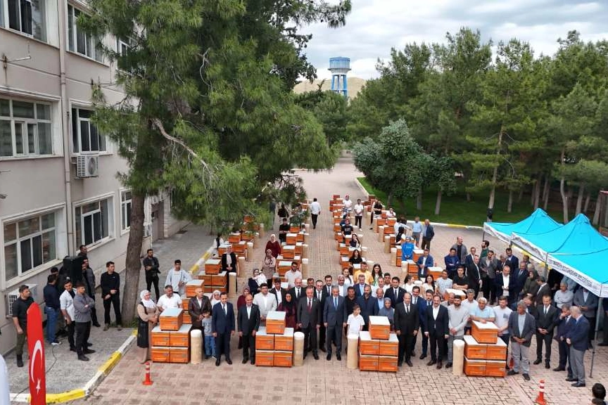 Mardin&rsquo;de bin &uuml;reticiye 8 bin arı kovan desteği