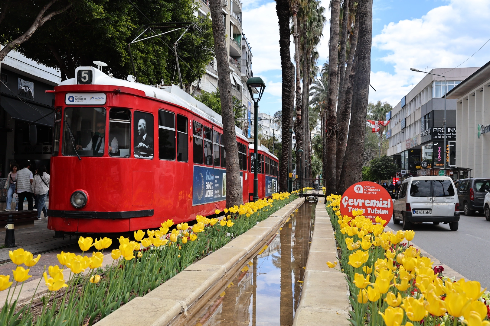 Antalya lalelerle g&ouml;rsel ş&ouml;lene d&ouml;n&uuml;şt&uuml;