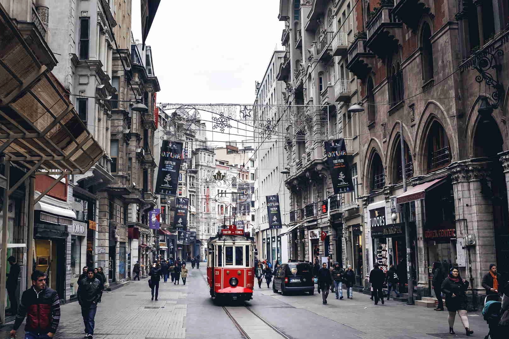 İstanbul caddelerindeki ziyaret&ccedil;i trafiği turistle ayrılıyor... Alışveriş Caddeleri Raporu yayımlandı