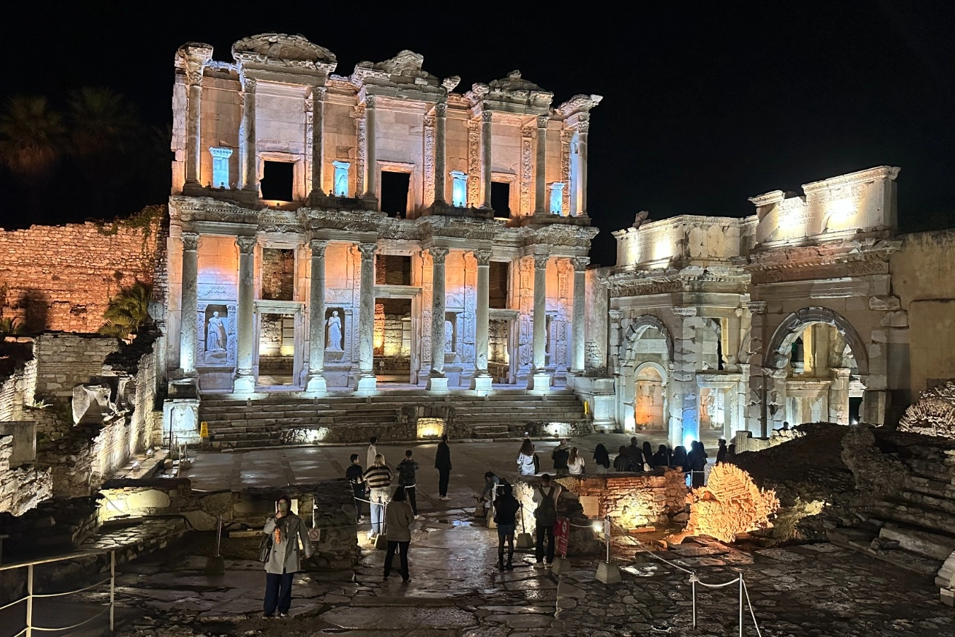 Efes&rsquo;te gece m&uuml;zeciliği gen&ccedil;lerle buluşuyor